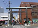 20130418伊勢原駅前の鳥居s-.jpg